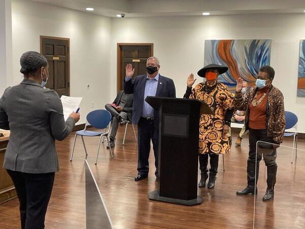 Commissioners Robert L. Davis, Linda Nolen, and Brenda Robinson sworn in